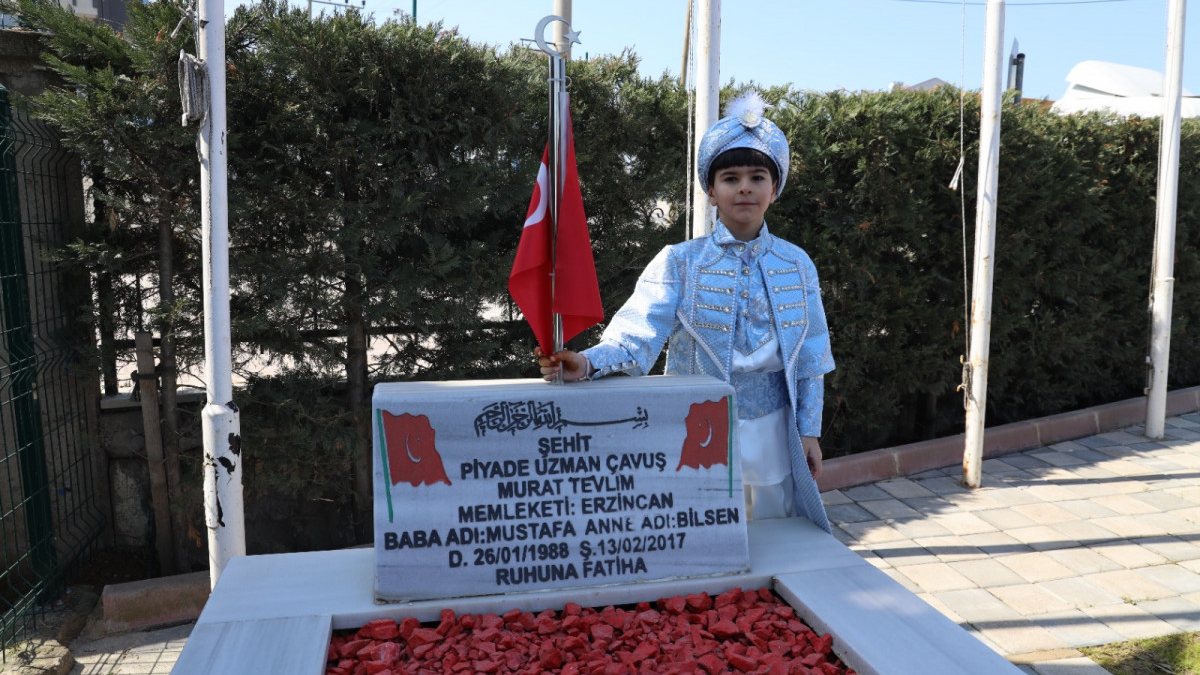 Kocaeli'de şehidin oğlu, sünnet düğünü öncesi babasını ziyaret etti