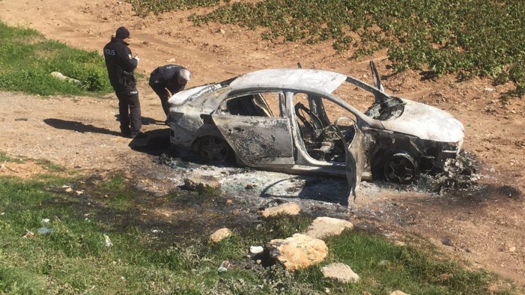 Adana’da lüks araç, patates tarlasının kenarında yakıldı