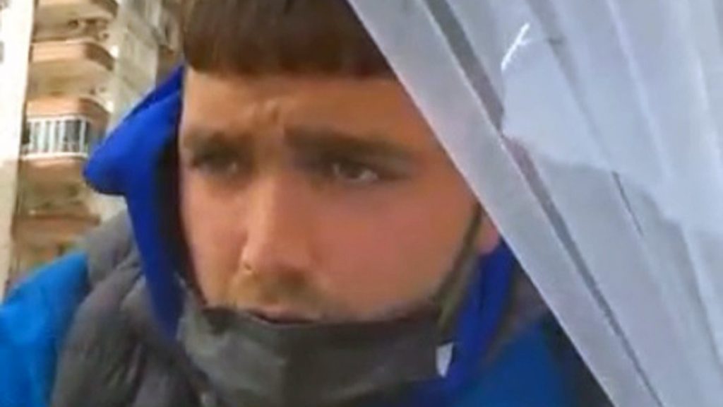 Adana’da verilen parayı beğenmeyince gelin arabasının üstüne yattı