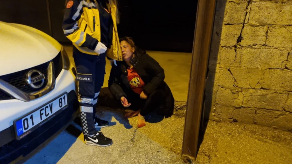 Adana’da, zorla girdiği evde kadını darbetti