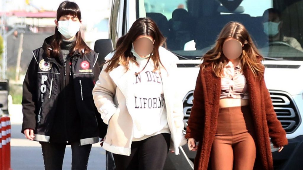 Adana’dan geçen güzellik uzmanları, 1 kilo uyuşturucuyla yakalandı