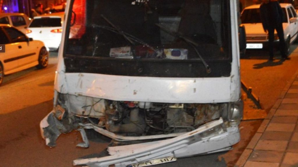 Adıyaman’da kontrolden çıkan kamyonet dükkana girdi: 5 yaralı