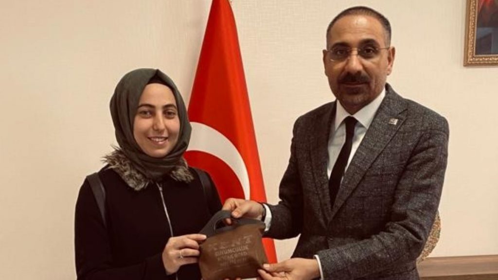 Ağrı’da minibüste düşürülen döviz ve altın sahibine ulaştırıldı