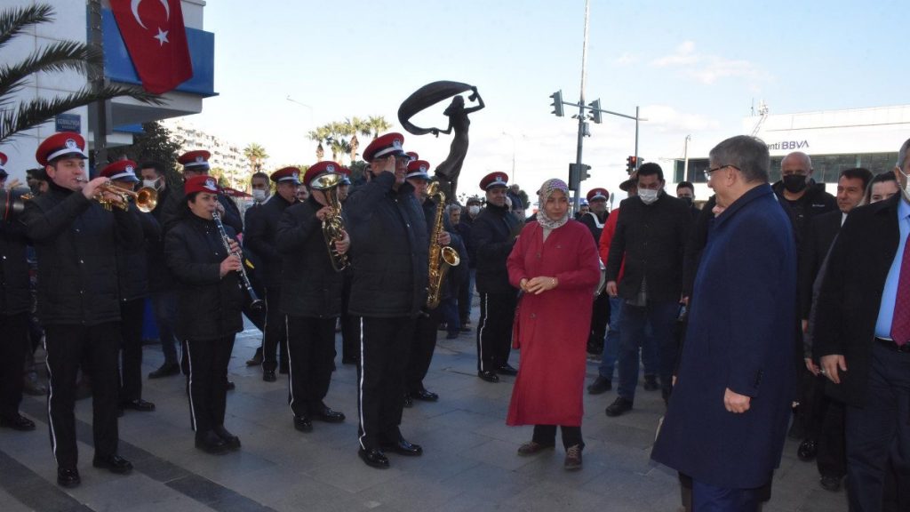 Ahmet Davutoğlu, İzmir Marşı’yla karşılandı