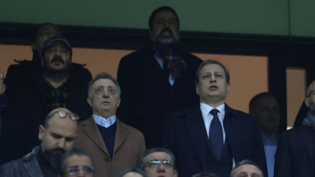 Ahmet Nur Çebi stadı terk etti