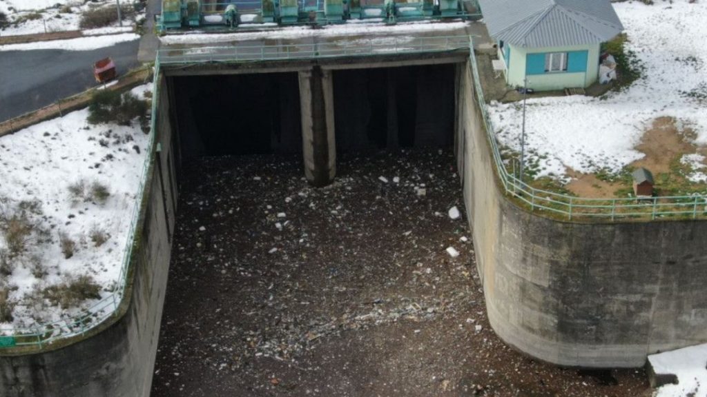 Alibeyköy Barajı’nda su seviyesi yükselince atılan çöpler ortaya çıktı