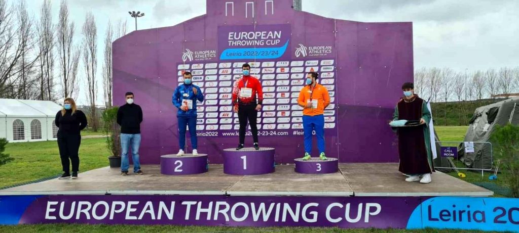 Alperen Karahan güllesine altın madalyayı taktı