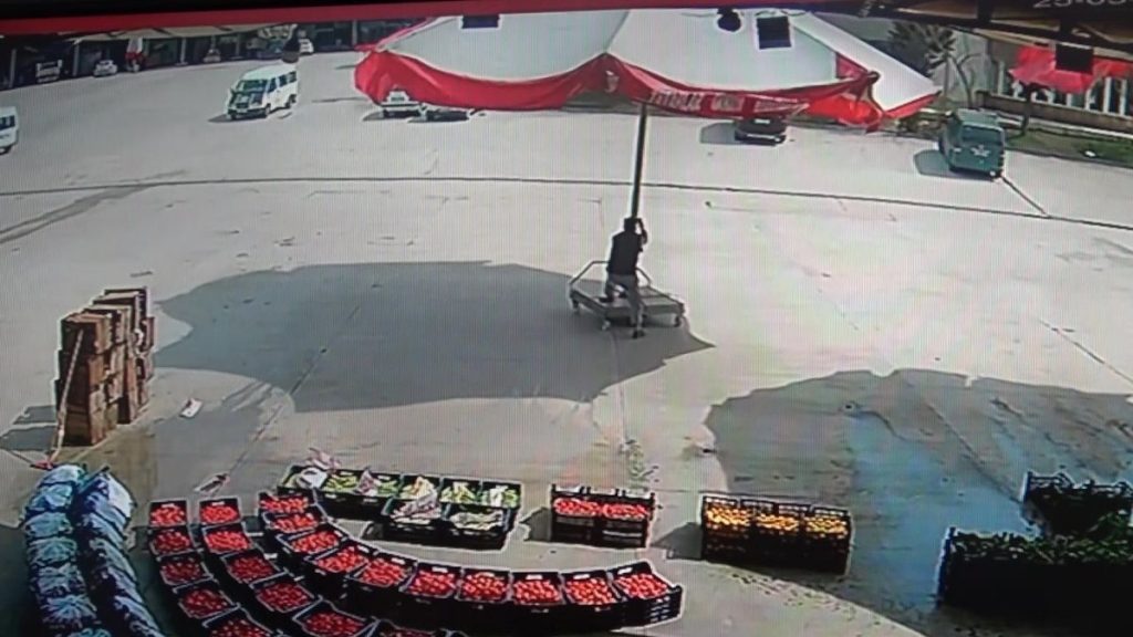Amasya’da şemsiyesini rüzgara kaptırmayan esnaf