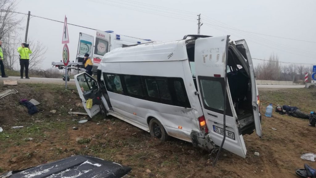 Amasya’da tarım işçilerini taşıyan minibüs devrildi