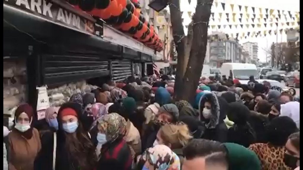 Ankara’da mağaza açılışı sırasında izdiham