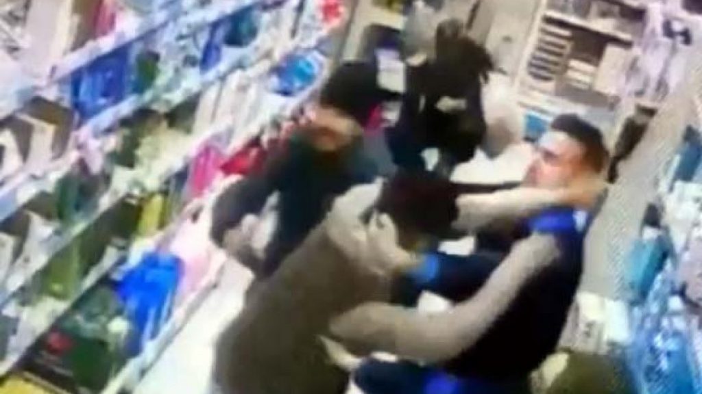 Ankara’da, market çalışanları ile müşteriler arasında tekme tokat kavga