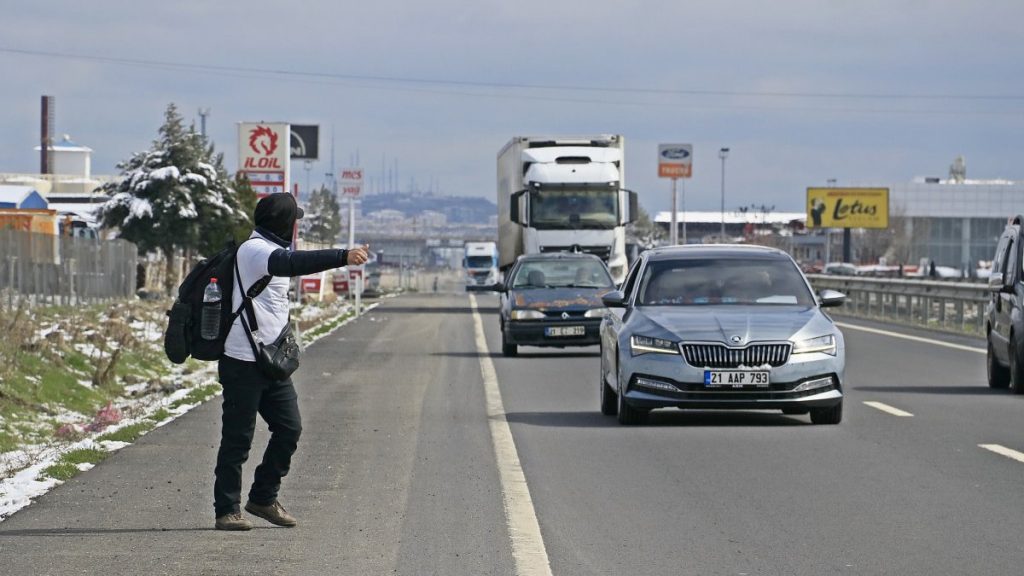 Annesinin göstermediği oğlu için 2 aydır yürüyor