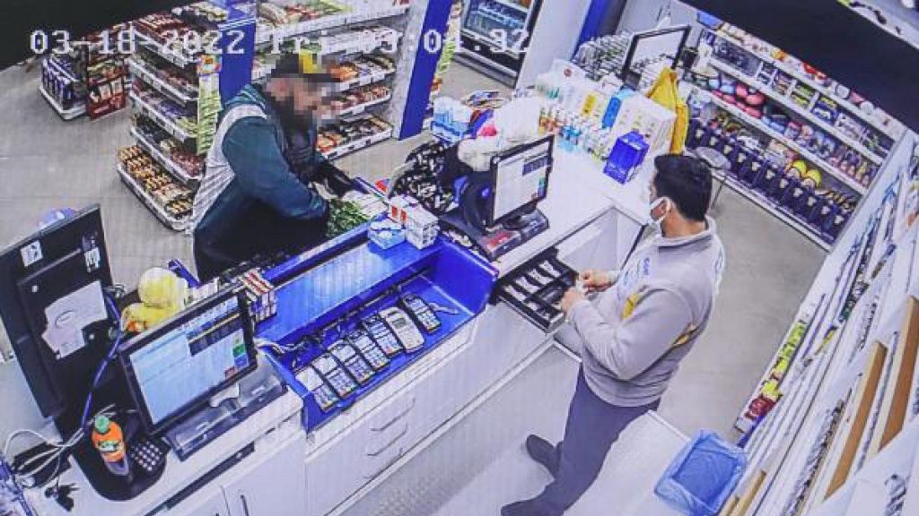 Antalya’da 30 liralık kablo parasını ödeyen müşteri, 300 liralık şarj aleti çaldı