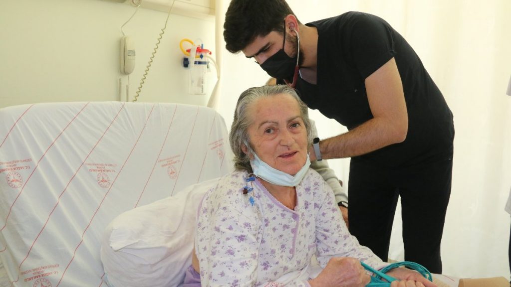 Antalya’da aort damarı yırtılıp balonlaşan kadın, sağlığına kavuştu