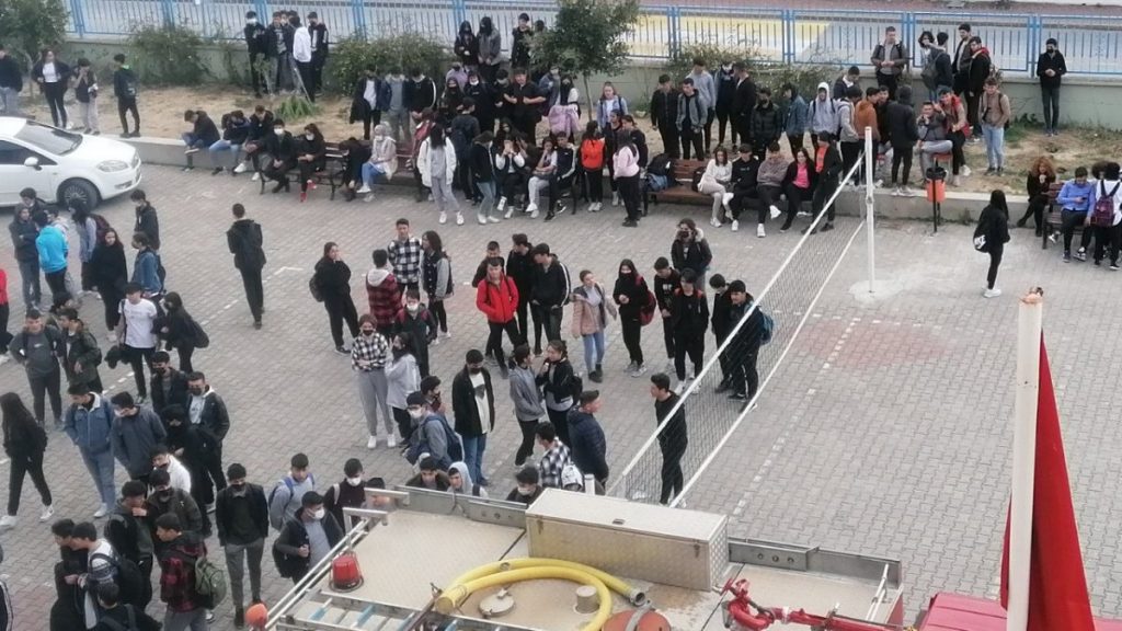 Antalya’da okuldaki sigara izmaritleri yangın paniği yaşattı