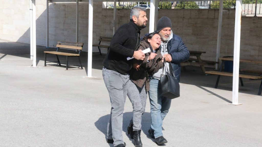Antalya’da otel odasında ölü bulunan yeğenini, gözyaşlarıyla teslim aldı