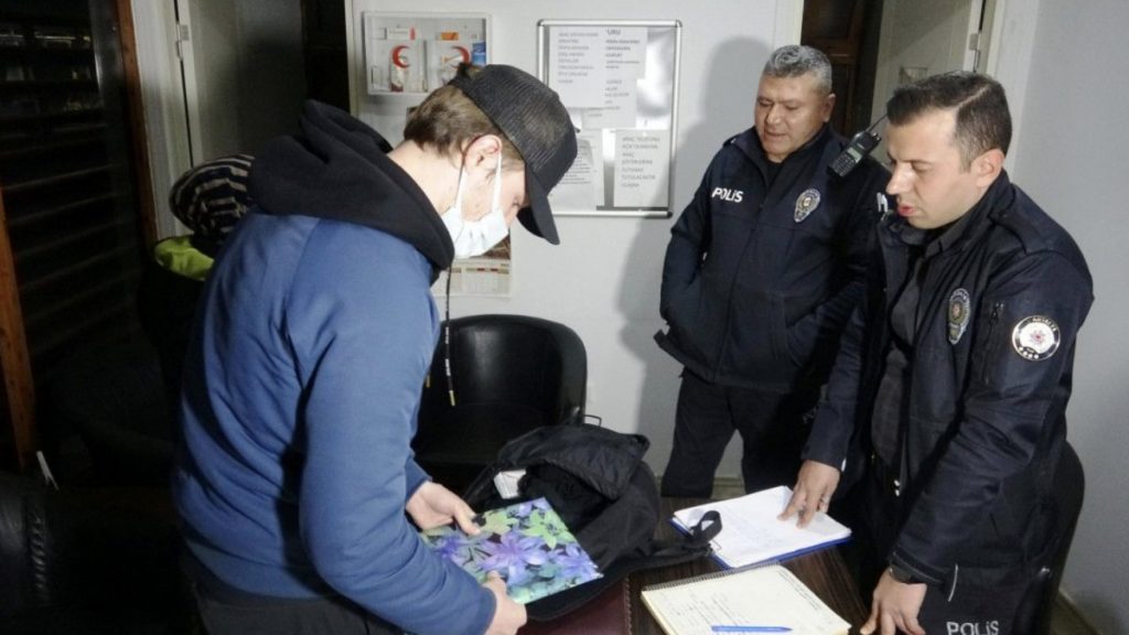 Antalya’da otobüste para ve eşya dolu çantasını unutan Rus turiste eşyaları teslim edildi