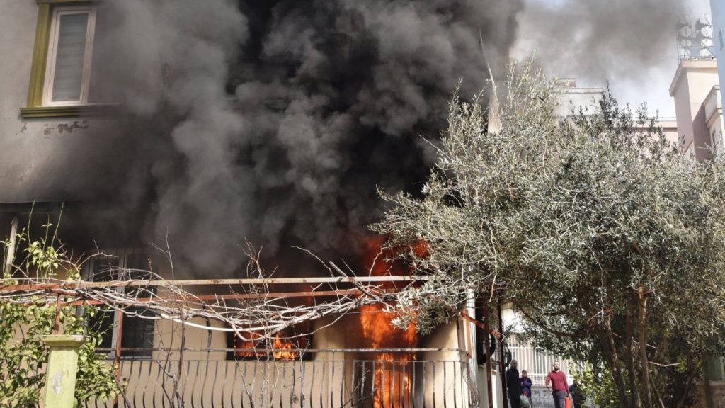 Antalya’da yeni evli çiftin dairesi alevlere teslim oldu