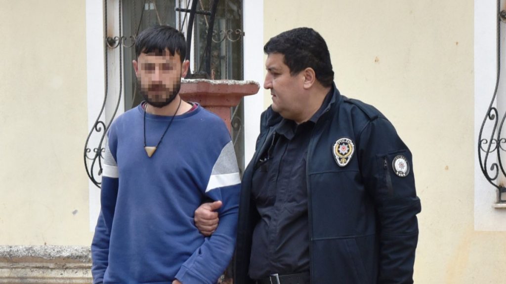 Antalya’daki psikolojik sorunlu kişi kardeşini bıçakla yaraladı