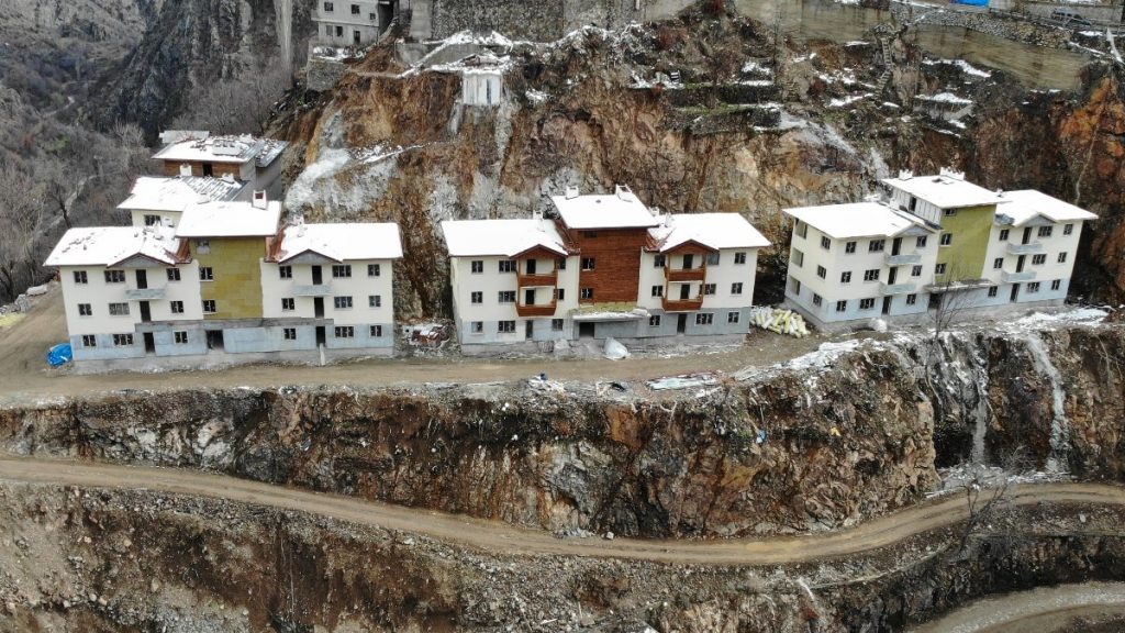 Artvin’deki yangının ardından afetzedeler, konutlarına kavuşacak