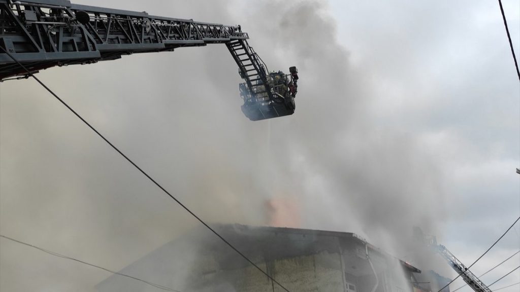 Avcılar’da, iki binanın çatısı alevlere teslim oldu