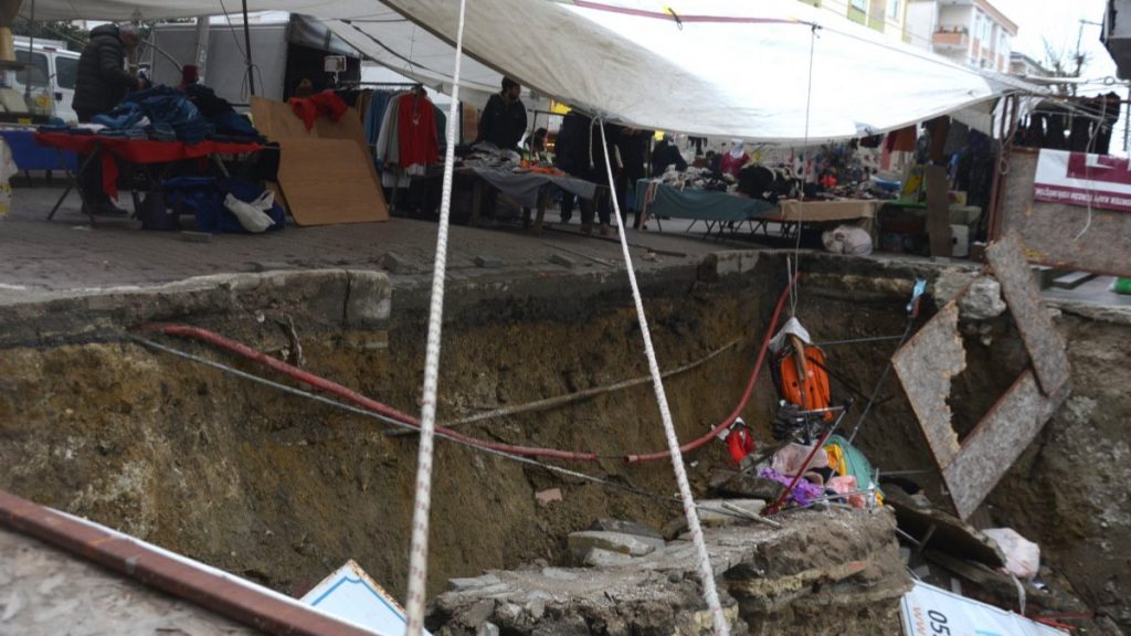 Avcılar’da, semt pazarında kaldırım çöktü