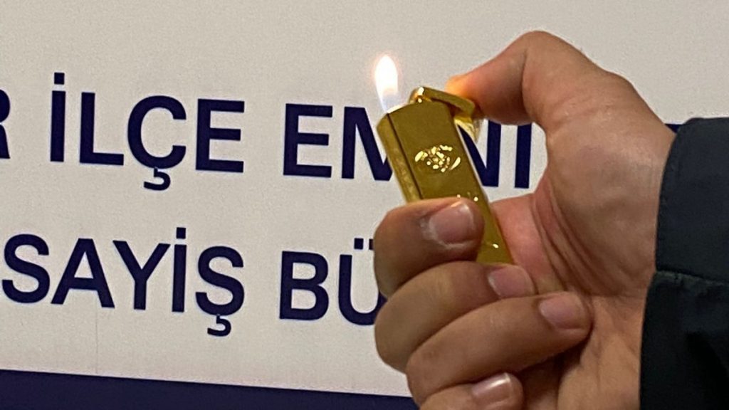 Bağcılar’da 12 kişi, külçe altın yerine çakmak alarak dolandırıldı