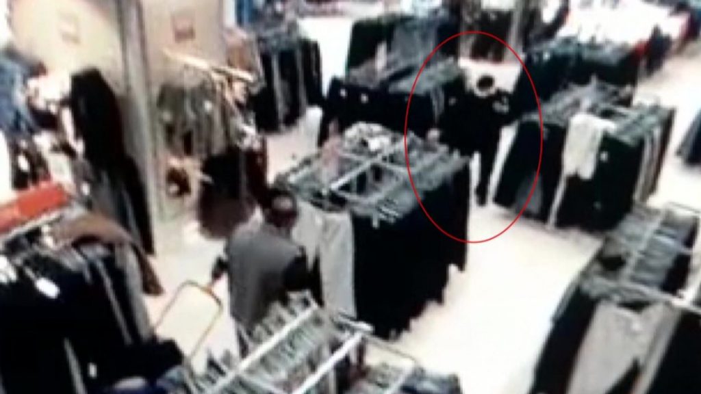 Bağcılar’da güvenlik görevlisi müşterinin çantasından para çaldı