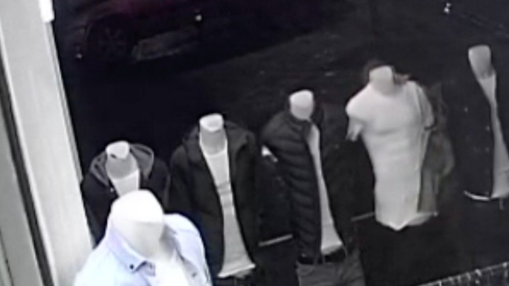 Bağcılar’daki hırsız, mankenin üstündekileri çaldı