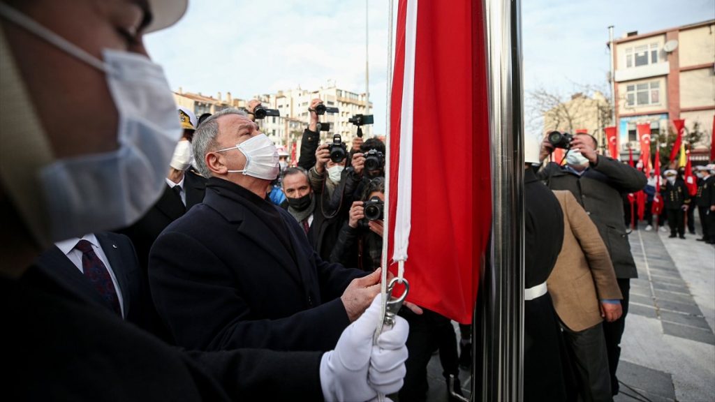 Bakan Akar, ‘Çanakkale Geçilmez’ yazan Türk bayrağını törenle göndere çekti