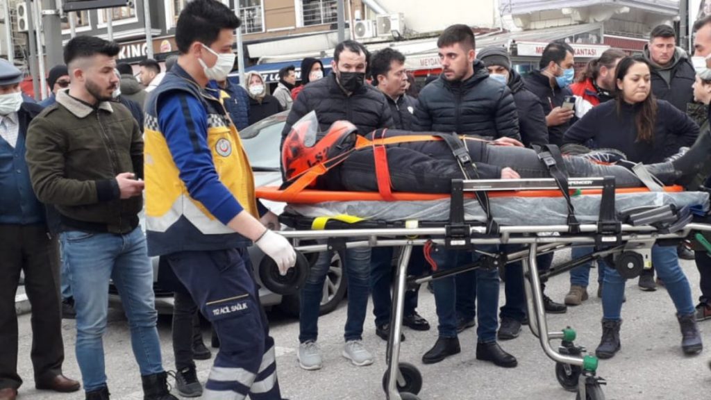 Balıkesir’de devrilen motosikletliye, otomobil çarptı