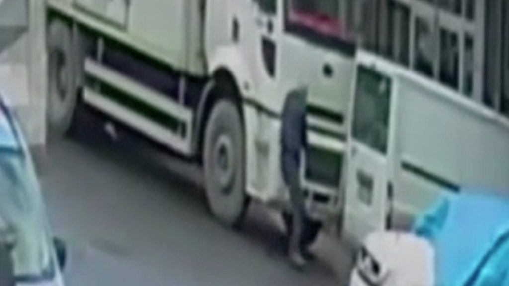 Başakşehir’de kayan kamyonu eliyle durdurmaya çalıştı