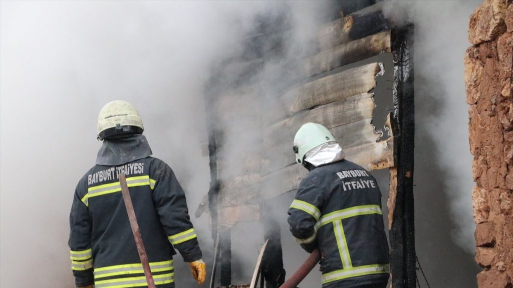 Bayburt’ta kerpiç ev küle döndü