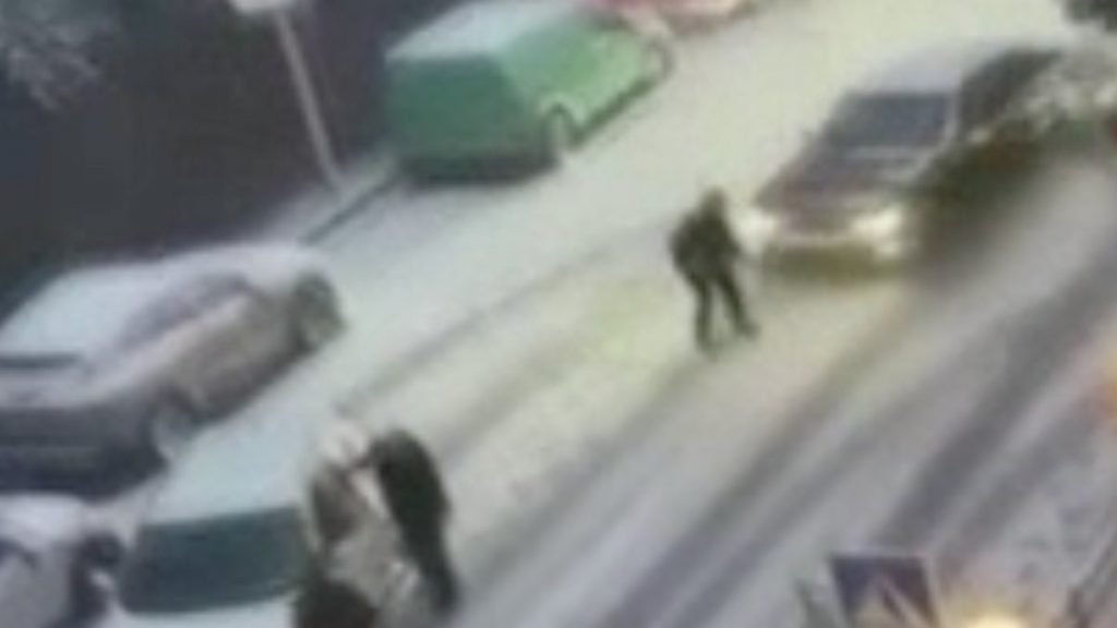 Beşiktaş’ta kayan otomobilin çarptığı kadın metrelerce savruldu