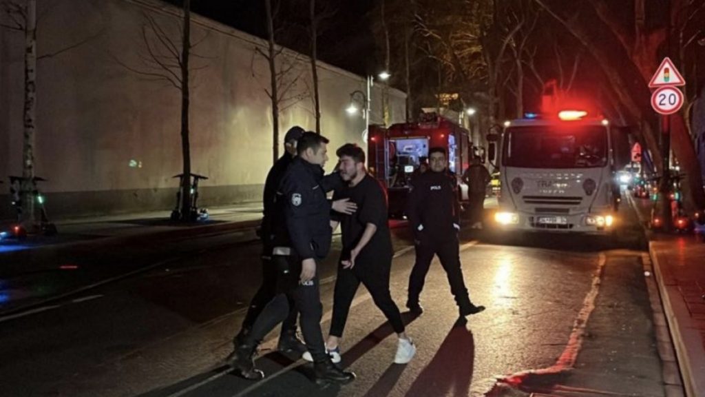 Beşiktaş’ta otomobili yanan sürücü önce ağladı, sonra kavga etti