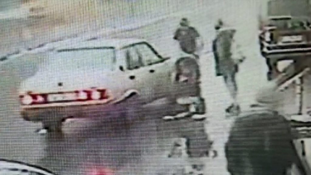 Beyoğlu’nda eşini sokak ortasında darbetti