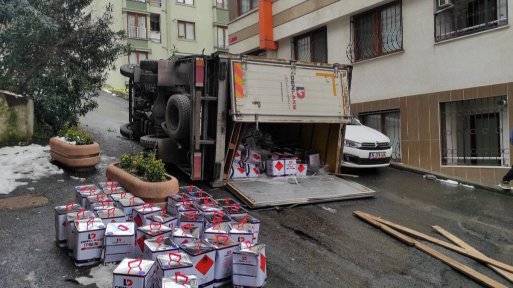 Beyoğlu’nda, yapıştırıcı madde yüklü kamyonet devrildi