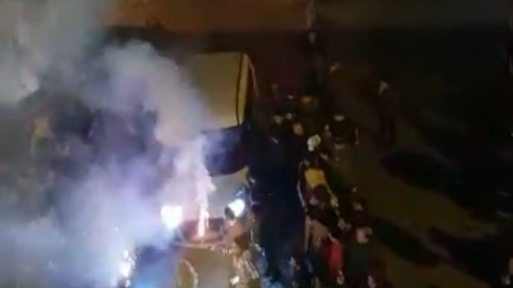 Beyoğlu’nda yol kapatıp meşale yakan magandalar kamerada