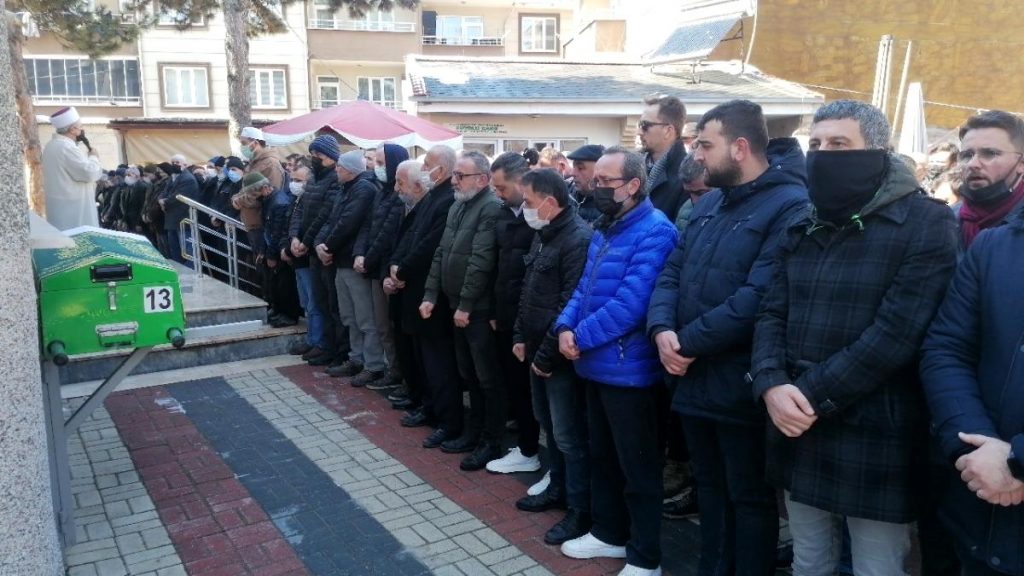 Bıçaklanarak öldürülen genç adam son yolculuğuna uğurlandı