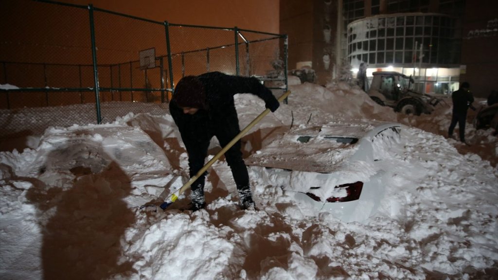 Bitlis’te 7 aracın üzerine çığ düştü