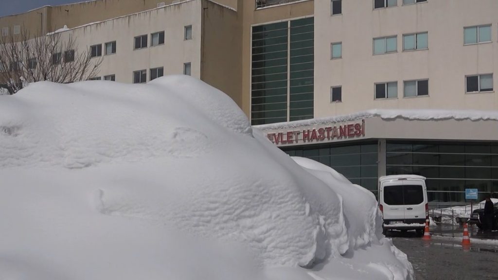 Bitlis’teki hastane binası kara gömüldü