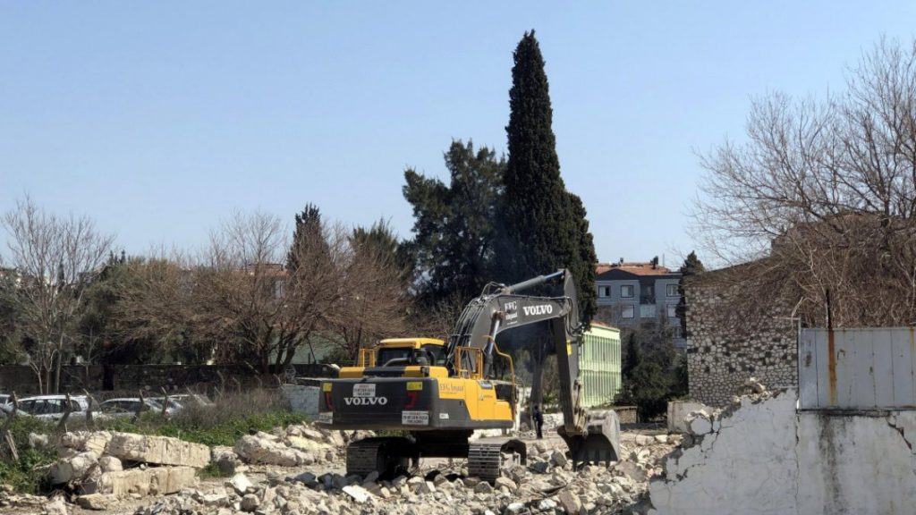 Buca Cezaevi’nde yıkıma ‘asbest raporu’ arası