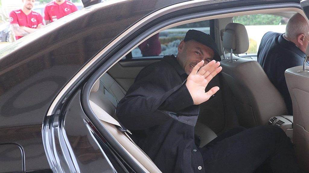 Burak Yılmaz milli takım kampından ayrıldı