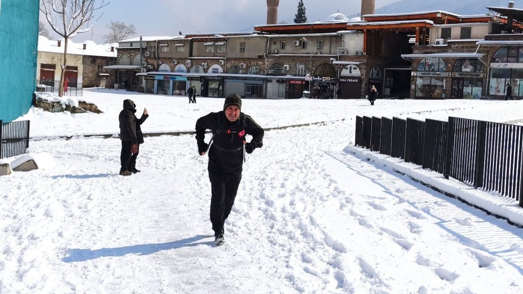 Bursa’da Atletizmci esnaf, işine koşarak gidiyor