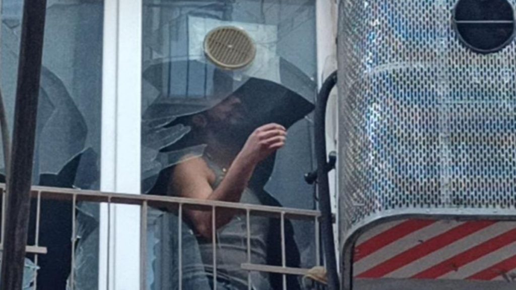 Bursa’da evi yakıp kendisini içeriye kilitleyen genci polis kurtardı