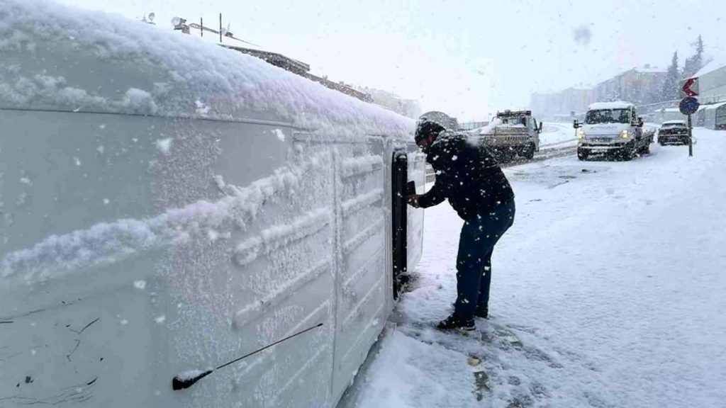 Bursa’da işçi servisi devrildi, 3 kişi yaralandı