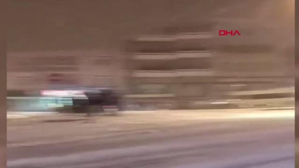 BURSA’DA KAR YAĞIŞI; 78 MAHALLE YOLU ULAŞIMA KAPALI