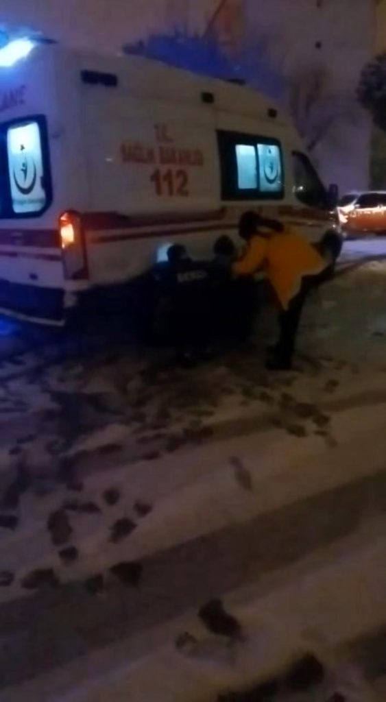 Bursa’da kar yağışı kimini güldürdü, kimini üzdü