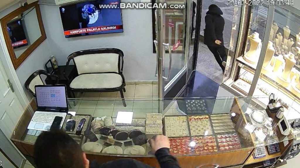 Bursa’da kuyumcuyu soyan hırsız kameralara takıldı