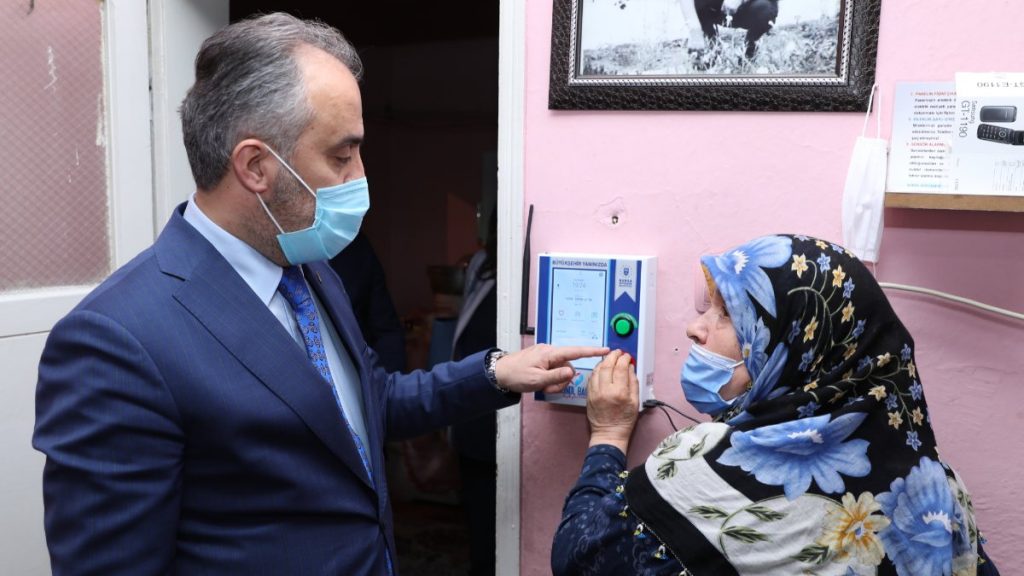 Bursa’da yaşlı hastala hayata ‘Gönül Bağı’ ile bağlanıyor